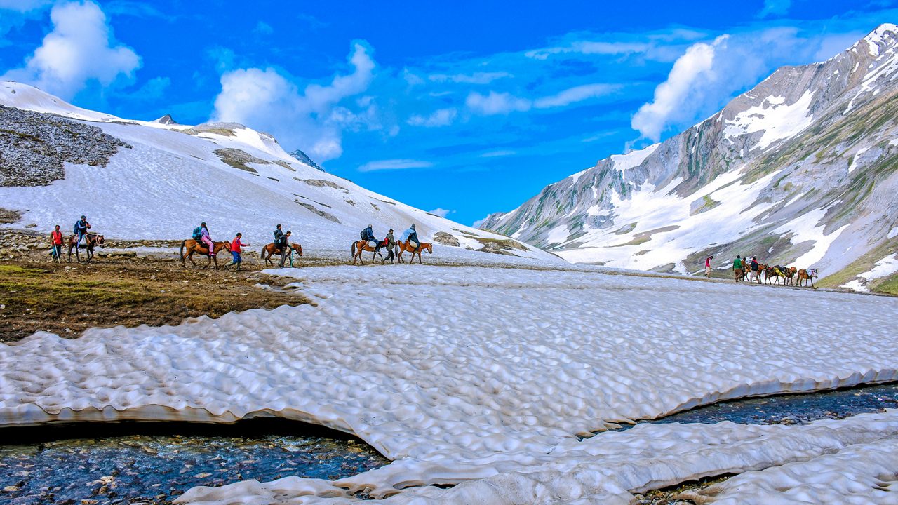 Gulmarg snowy romance Kashmir winter honeymoon